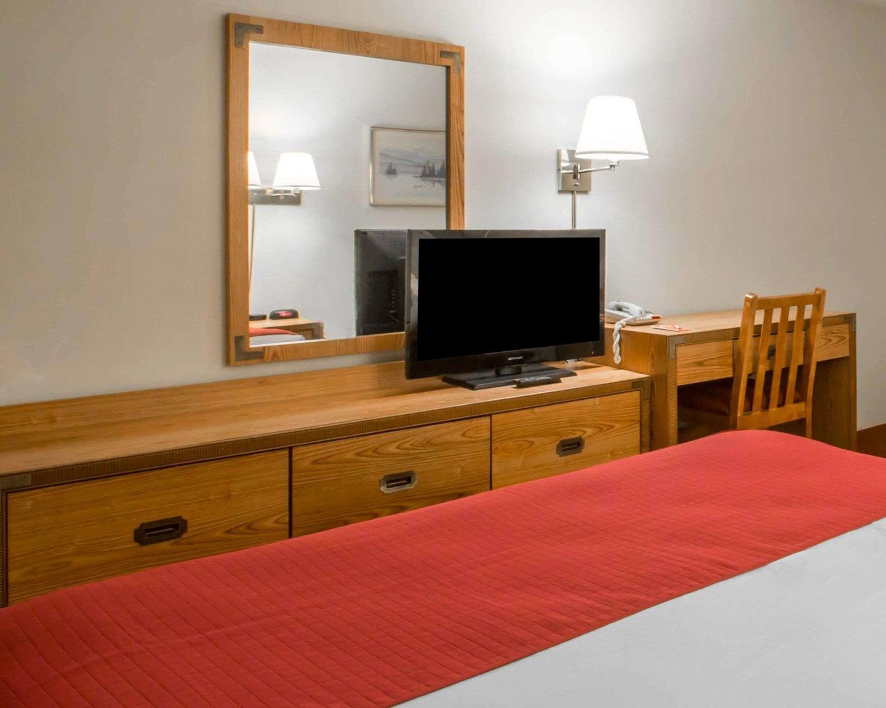 Värdeförvaringsskåp på rummet, skrivbord och mörkläggningsgardiner