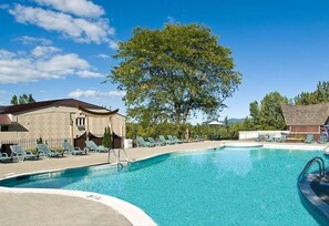 Piscine intérieure, piscine extérieure en saison, parasols