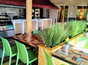 Restaurant - Tiki Resort (Lake George)