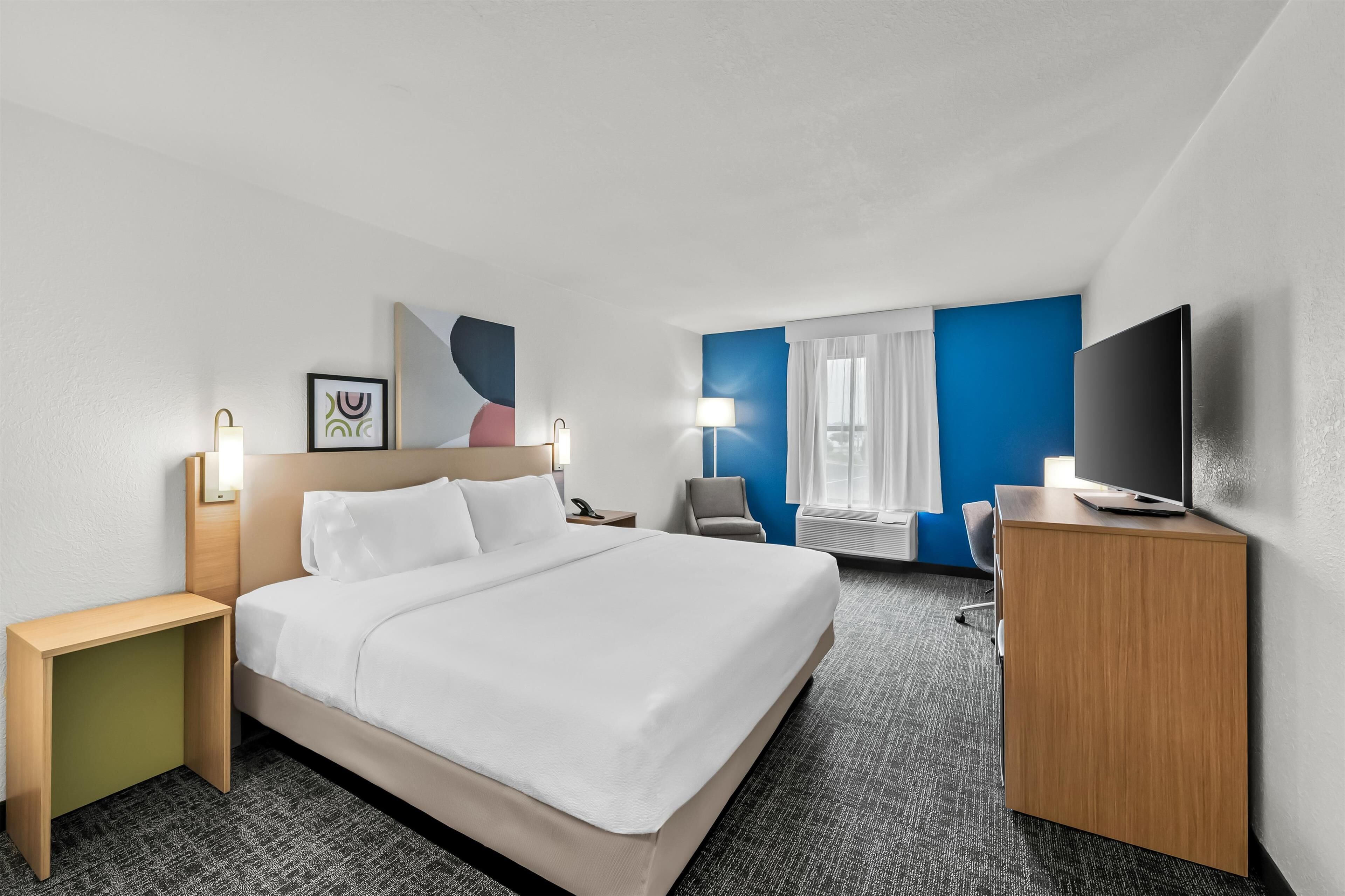 Room, 1 King Bed | Premium bedding, down comforters, pillowtop beds, desk