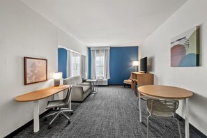 Studio, 1 King Bed with Sofa | Ropa de cama de alta calidad y edredones de plumas