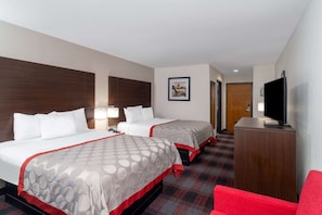 In-room safe, desk, iron/ironing board, bed sheets - Ramada by Wyndham Maggie Valley (Maggie Valley)