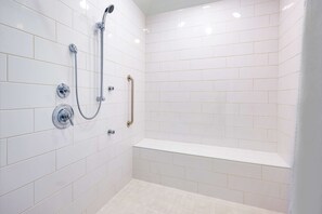 Kamer, 1 kingsize bed, toegankelijk voor mindervaliden, niet-roken | Badkamer met douche
