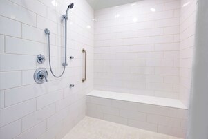 Habitación, 1 cama de matrimonio grande, accesible para personas con discapacidad, no fumadores | Ducha del cuarto de baño