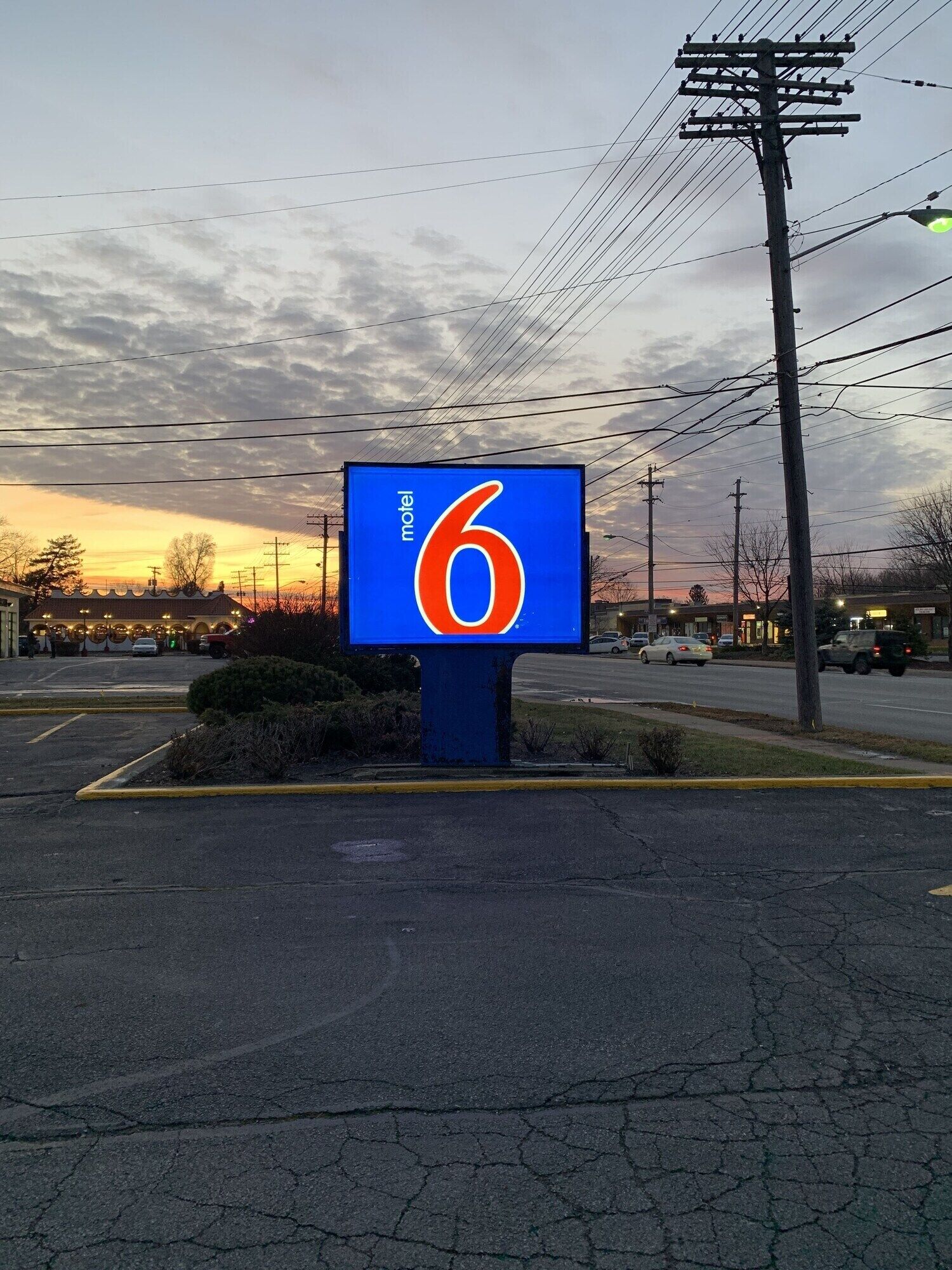 A motel sign with the number 6.