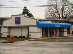 Property entrance - Motel 6 North Olmsted, OH - Cleveland (North Olmsted)