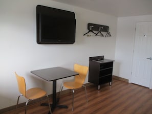 Deluxe-Zimmer, 2 Doppelbetten, Nichtraucher, Kühlschrank und Mikrowelle | Fernseher