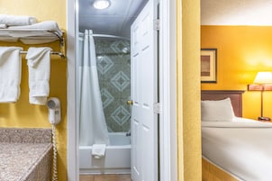 Habitación, 2 camas de matrimonio, no fumadores | Baño | Bañera, artículos de higiene personal gratuitos y secador de pelo