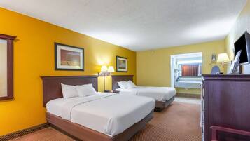 Habitación, 2 camas Queen size, para fumadores | Decoración personalizada, muebles diferentes y escritorio