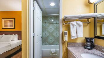 Quarto, 1 cama King, para fumantes | Banheiro | Banheira, produtos de toalete grátis, secador de cabelo