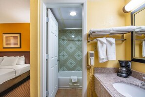 Room, 1 King Bed, Smoking | Bathroom