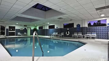 Indoor pool, sun loungers