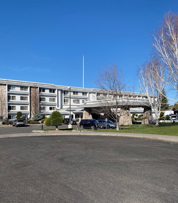 Vista frontal de la propiedad