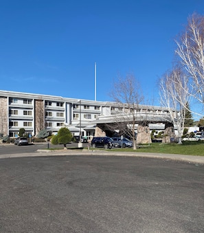 Vista frontal de la propiedad