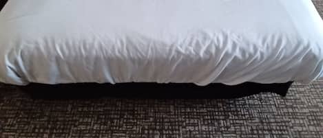 Habitación, 1 cama Queen size, para no fumadores (Mobility Bathtub w/Grab Bars) | Escritorio, cortinas blackout y tabla de planchar con plancha