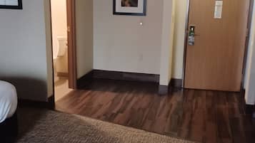 Suite studio, 1 très grand lit, non-fumeur | Bureau, rideaux d’obscurcissement, fer et planche à repasser