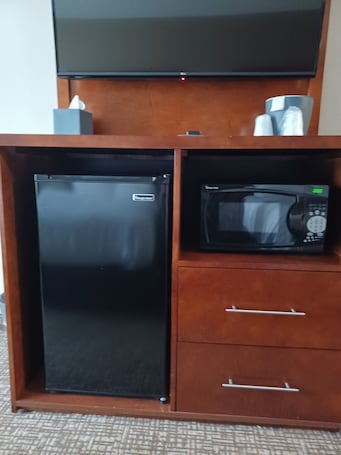 Escritorio, cortinas blackout y tabla de planchar con plancha