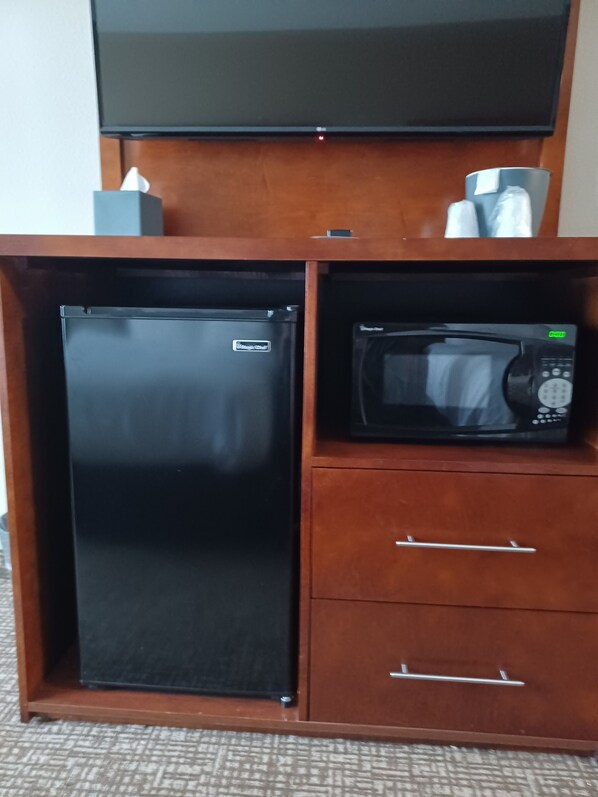 Escritorio, cortinas blackout y tabla de planchar con plancha 