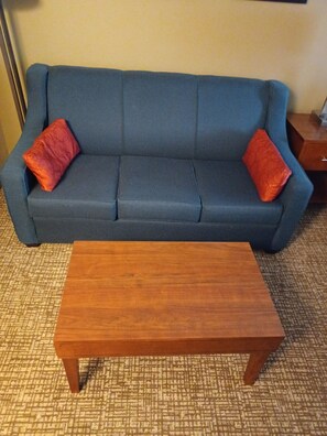Deluxe Room, 1 King Bed, Non Smoking | Living area | 32-inch TV with cable channels