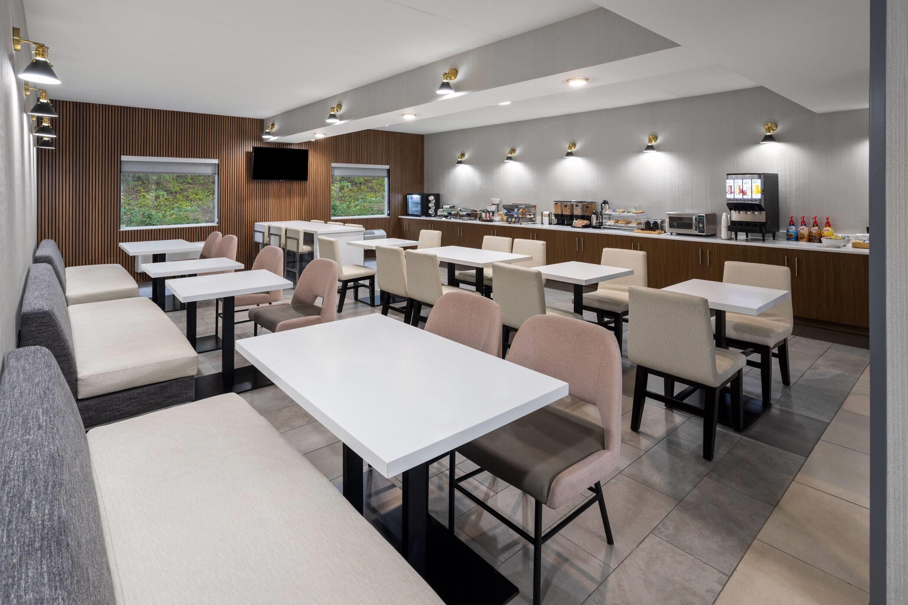 Free continental breakfast on weekdays 