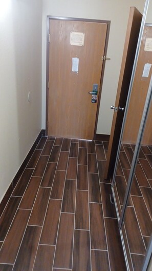 Room, 1 Queen Bed, Accessible, Non Smoking (Hearing, Mobility Roll-In Shower)