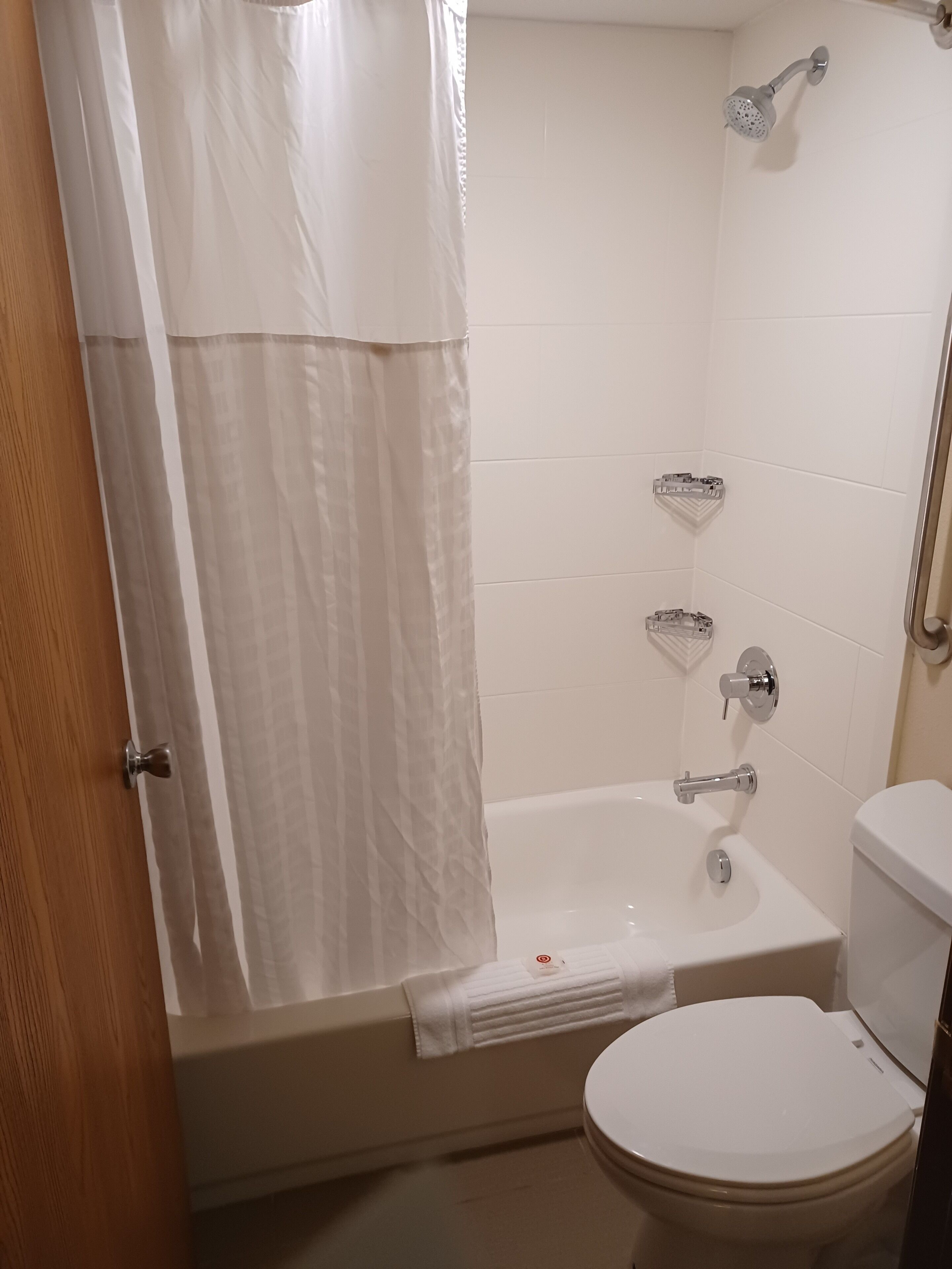 Une salle de bain avec une baignoire, des toilettes et une douche.