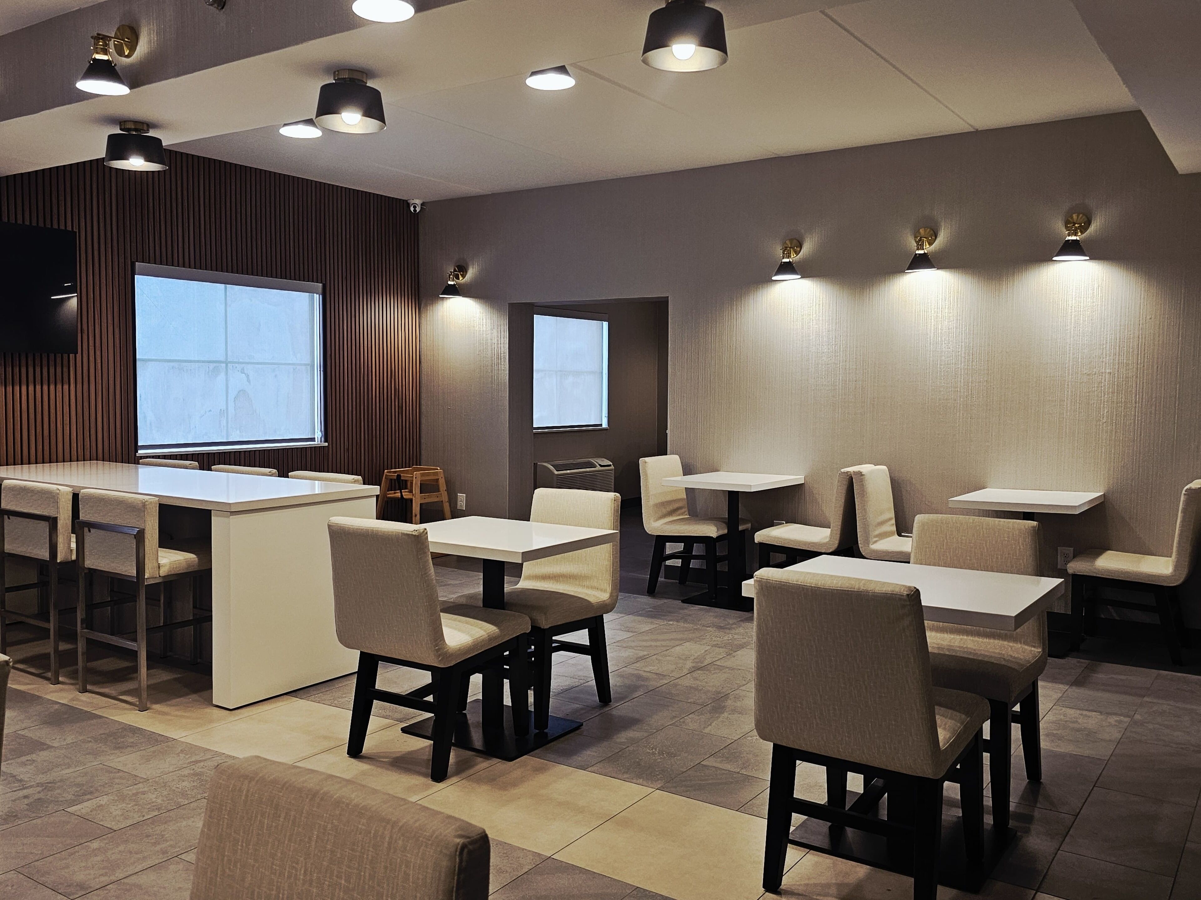 بوفيه فطور مجانًا يوميًا