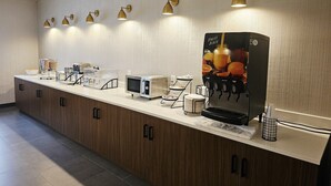 含每日吃到飽自助式早餐