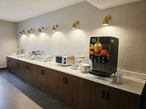 Free daily buffet breakfast - Wingate by Wyndham Pittsburgh/West Mifflin (West Mifflin)