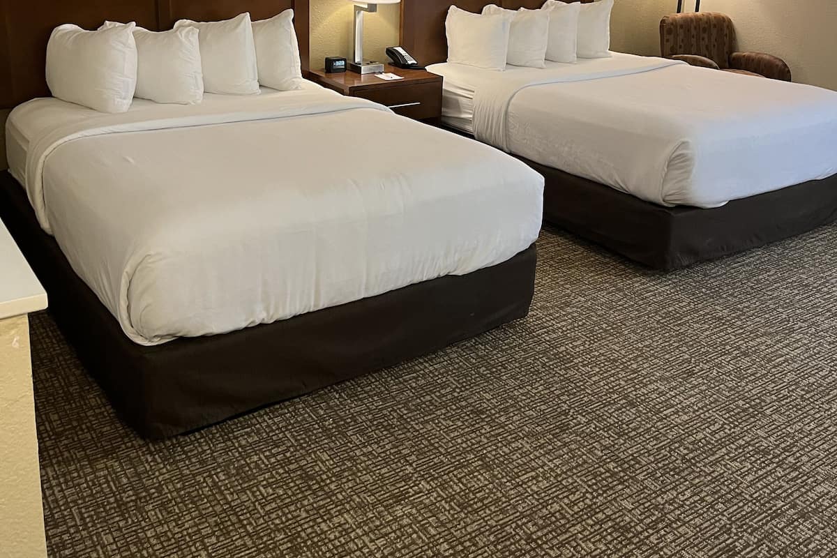 Suite, 2 Katil Ratu (Queen), Non Smoking | Meja, langsir/tirai gelap terus, seterika/papan seterika, Wi-fi percuma