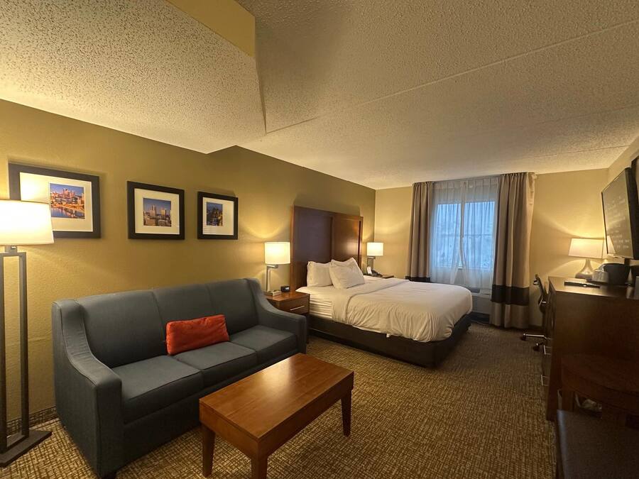 Suíte, 1 cama King, para não fumantes | Escrivaninha, cortinas blackout, ferros/tábuas de passar roupa