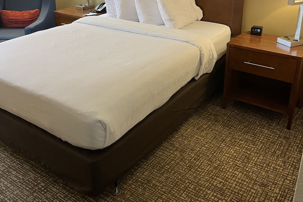 Room, 1 Katil Ratu (Queen), Non Smoking | Meja, langsir/tirai gelap terus, seterika/papan seterika, Wi-fi percuma