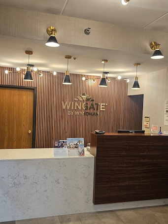Lobby. Wingate by Wyndham Pittsburgh/West Mifflin