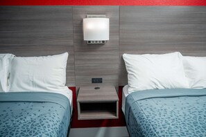 办公桌、笔记本电脑工作区、遮光窗帘、熨斗/熨衣板