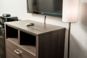 Escritorio, espacio para trabajar con laptop y cortinas blackout