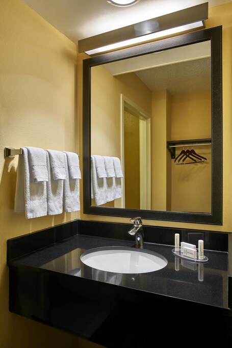 Fairfield Inn by Marriott Myrtle Beach Broadway at the Beach - Image 7