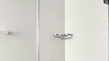 Shower, bathtub besar, perlengkapan mandi gratis, dan pengering rambut