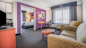 1 King Bed, Suite, Non-Smoking | Sengetøy av topp kvalitet, skrivebord og blendingsgardiner