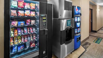 Una máquina expendedora con aperitivos y un dispensador de agua.