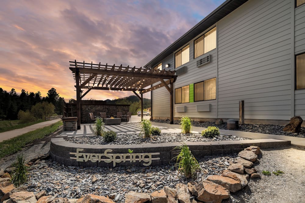 EverSpring Inn & Suites
