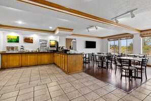 Café da manhã com buffet grátis todos os dias