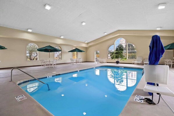 Piscine intérieure, accès possible de 7 h à 23 h, chaises longues