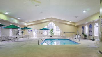 Piscina interna, funciona das 7h às 23h, espreguiçadeiras