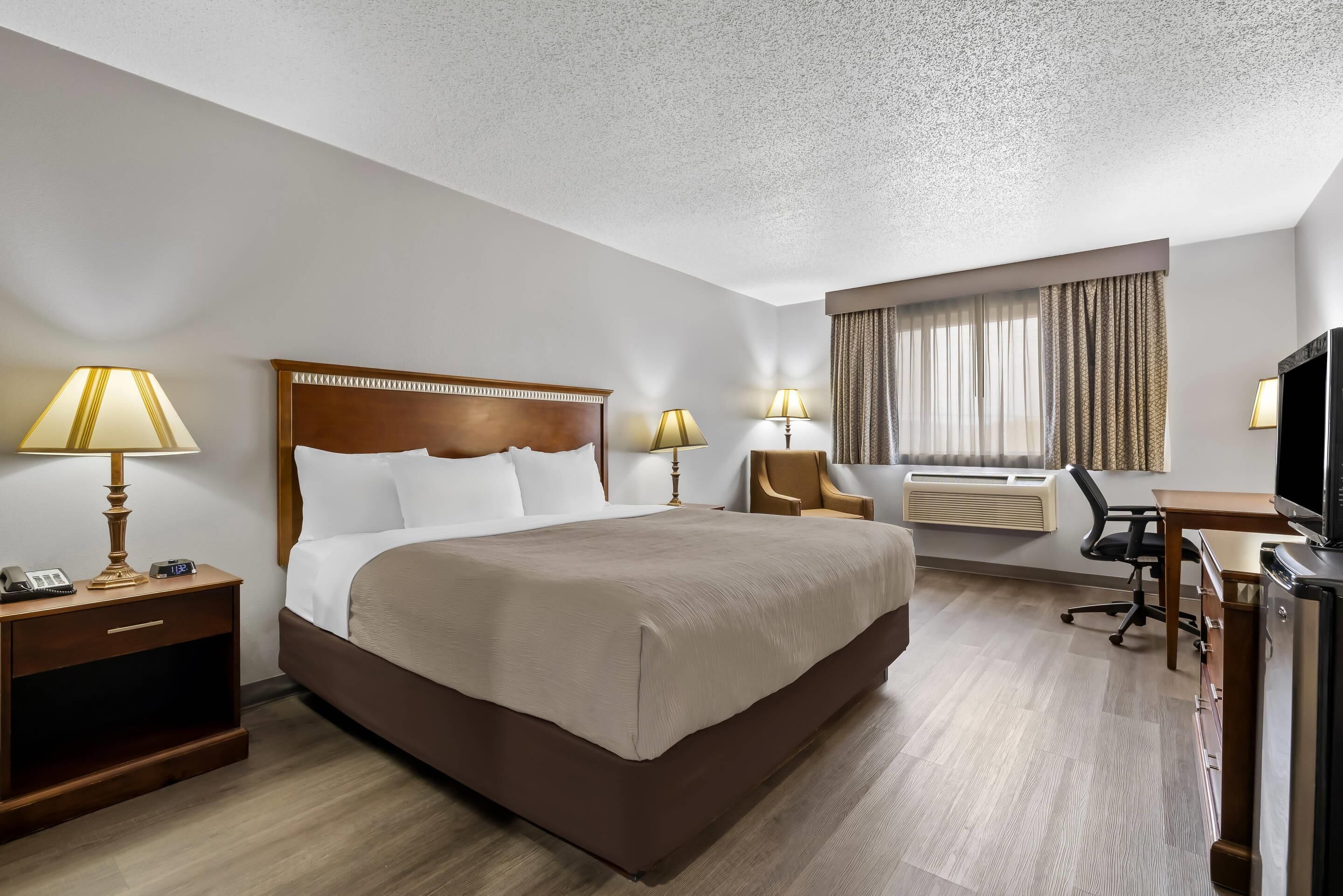 Standard Room, 1 King Bed, Accessible, Non Smoking