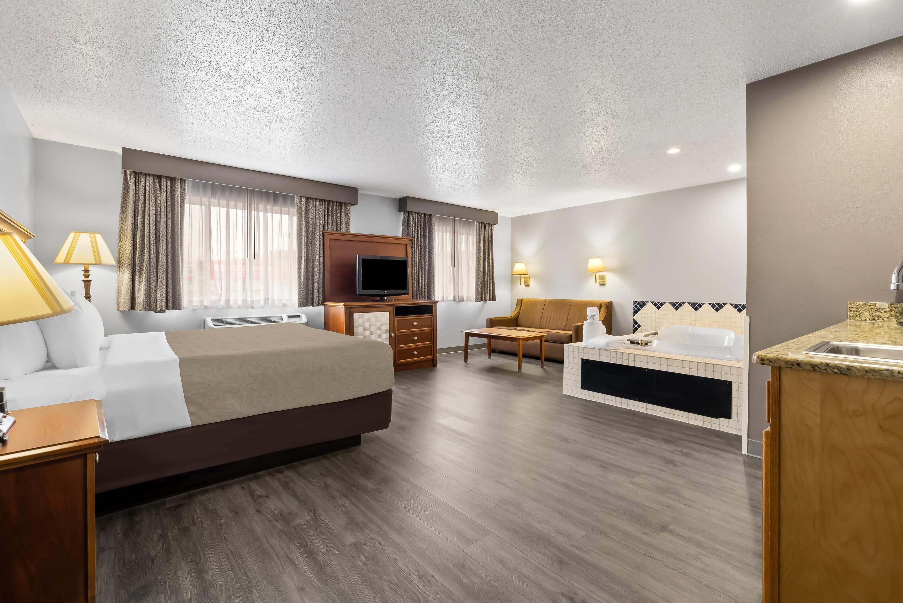 Suite, 1 King-Bett, Nichtraucher, Whirlpool | Zimmersafe, Bügeleisen/Bügelbrett, kostenlose Babybetten, Zustellbetten