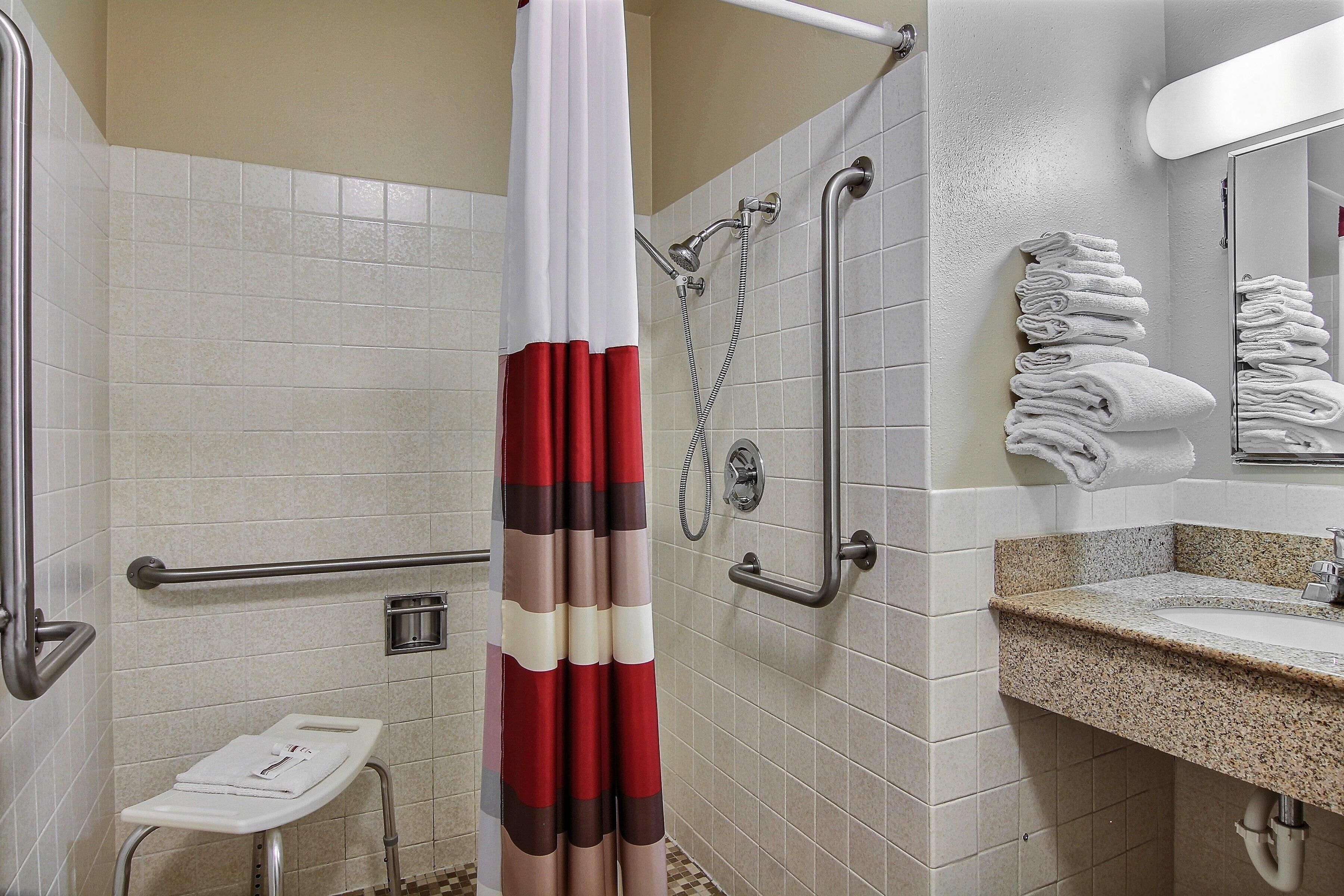 Combined shower/bathtub, free toiletries, hair dryer, towels