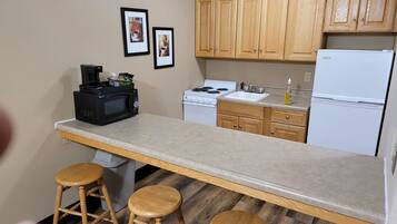 Suite, 1 queensize bed, niet-roken | Een kluis op de kamer, een bureau, verduisterende gordijnen