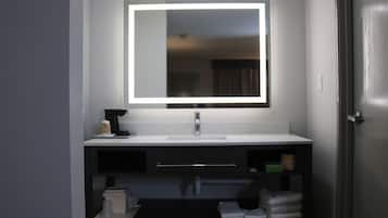 Standard Room, 1 Queen Bed, Non Smoking | Bathroom