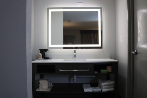 Econo Lodge Inn & Suites Southeast