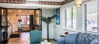 Econo Lodge Inn & Suites Southeast